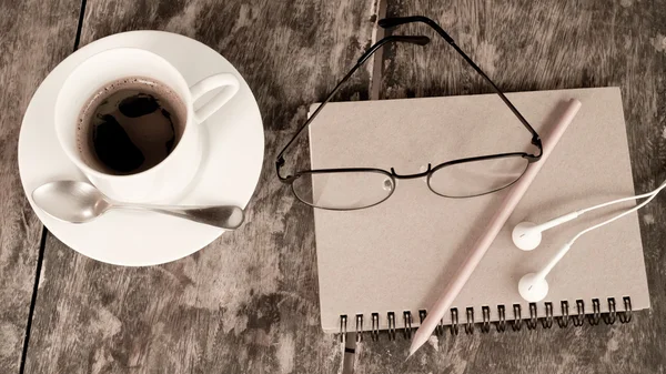 Натюрморт с ноутбуком, карандашом, стаканами и чашкой кофе на — стоковое фото
