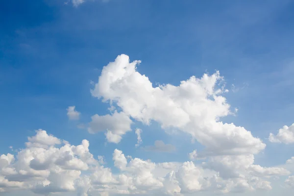 Wolken am blauen Himmel — Stockfoto