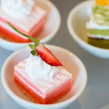 Çeşitli tatlılar ve gıda ile kokteyl parti