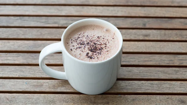 Varm choklad i en vit kopp på bord — Stockfoto