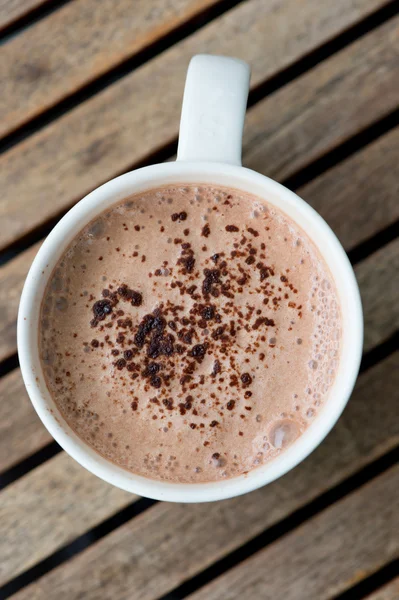 Chocolate caliente en una taza blanca en la mesa —  Fotos de Stock