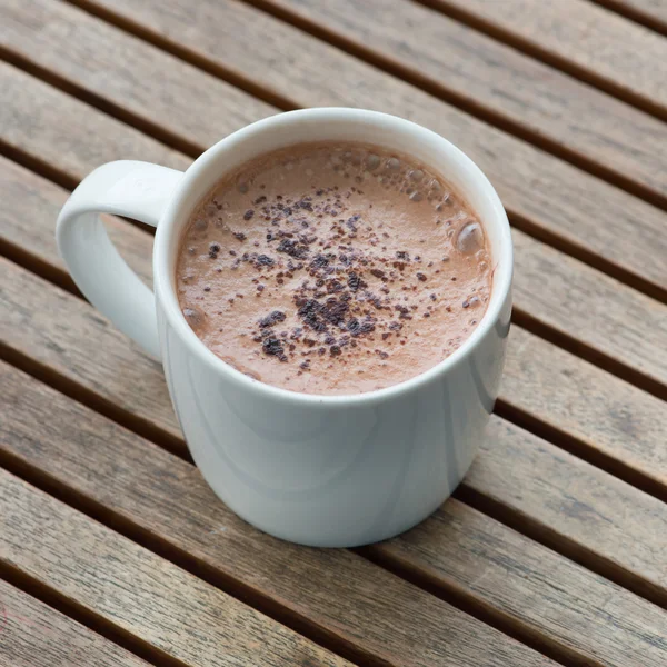 Chocolate caliente en una taza blanca en la mesa —  Fotos de Stock