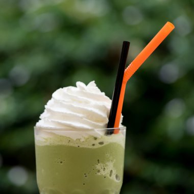 masanın üzerinde greentea