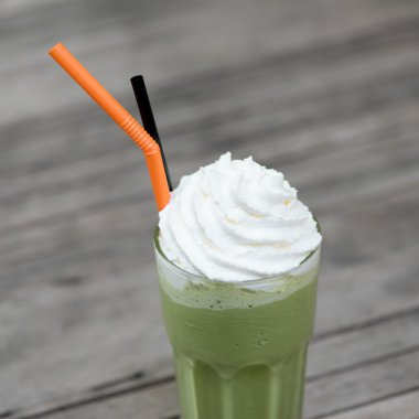 masanın üzerinde greentea