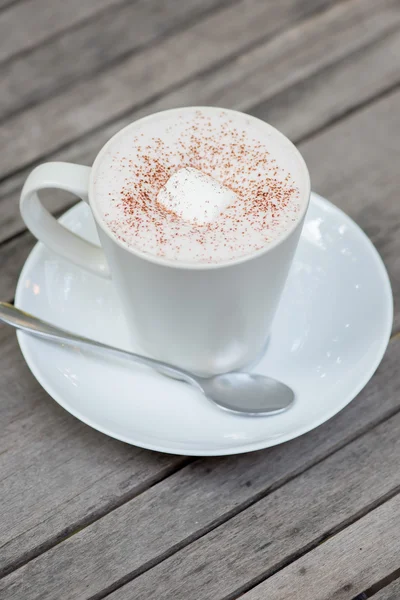 Chocolate caliente en una taza blanca en la mesa —  Fotos de Stock