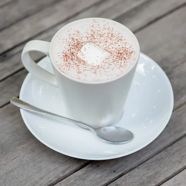 Chocolate caliente en una taza blanca en la mesa —  Fotos de Stock