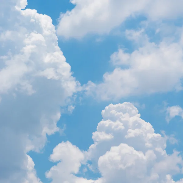 Wolken am blauen Himmel — Stockfoto