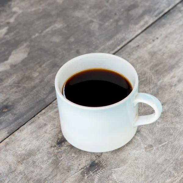 Tazza di caffè sul vecchio tavolo — Foto Stock