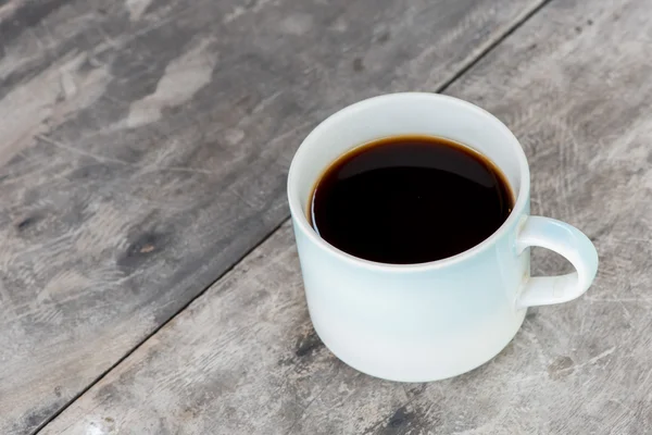 Tazza di caffè sul vecchio tavolo — Foto Stock