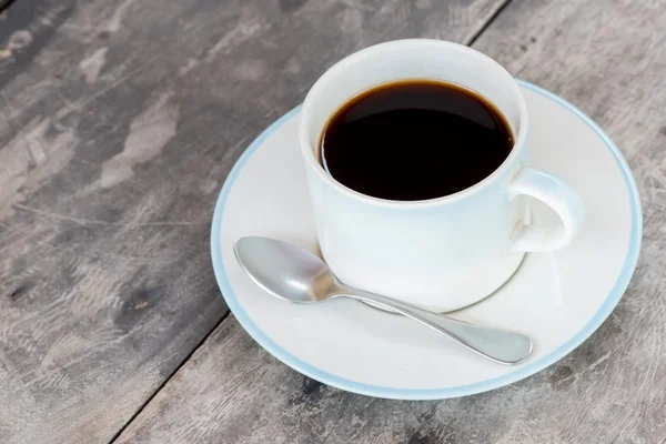 Kaffekopp på gamla tabellen — Stockfoto
