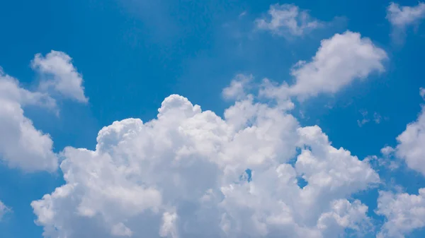 Wolken am blauen Himmel — Stockfoto