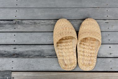 otel odasında yerde terlik