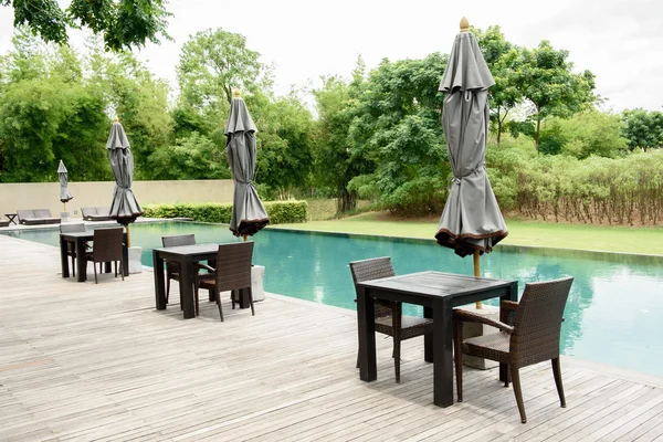 Los muebles de jardín junto a la piscina —  Fotos de Stock