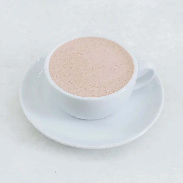 Chocolate caliente en una taza blanca en la mesa —  Fotos de Stock