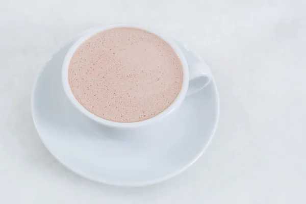Chocolate caliente en una taza blanca en la mesa —  Fotos de Stock