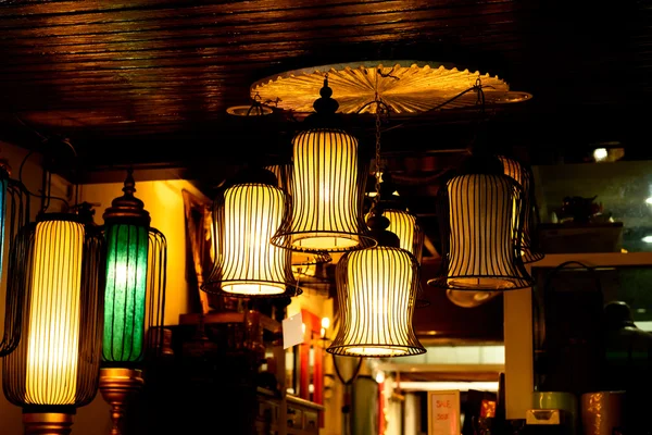 Lámparas modernas en el mercado — Foto de Stock