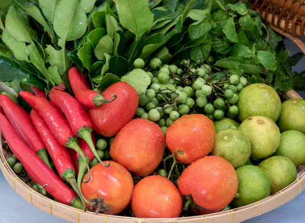 Sæt med forskellige grøntsager i kurv - Stock-foto