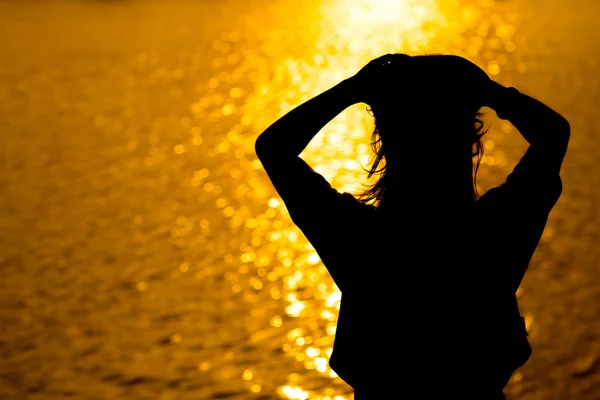 Силуэт женского на закате — стоковое фото