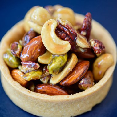 Kahve dükkanında fındıklı tart.