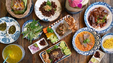 Kahve dükkanındaki ahşap masada Kuzey Tayland yemeği.