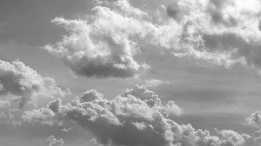 Günbatımında siyah beyaz bulutlar