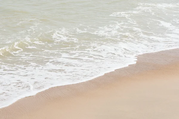 Grüne Meereswelle mit weißem Sand als Hintergrund — Stockfoto