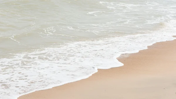 Grüne Meereswelle mit weißem Sand als Hintergrund — Stockfoto