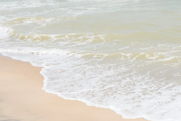 Grüne Meereswelle mit weißem Sand als Hintergrund — Stockfoto