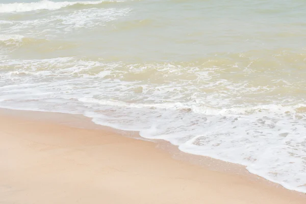 Grüne Meereswelle mit weißem Sand als Hintergrund — Stockfoto