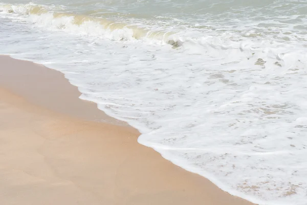 Grüne Meereswelle mit weißem Sand als Hintergrund — Stockfoto