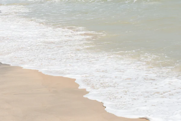 Зеленый океан волна с белым песком для фона — стоковое фото