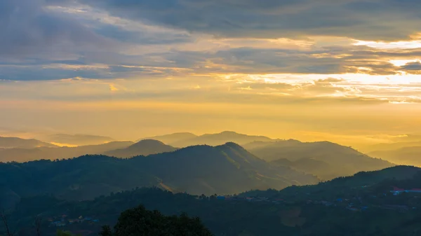До восхода солнца в горах — стоковое фото