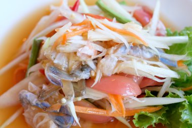 Mavi Yengeç, som tum kaka anne ile baharatlı papaya salatası