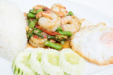 pirinç ve karides fesleğen ve kırmızı biber sosu ve yumurta ile