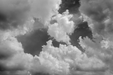 siyah ve beyaz bulutlar