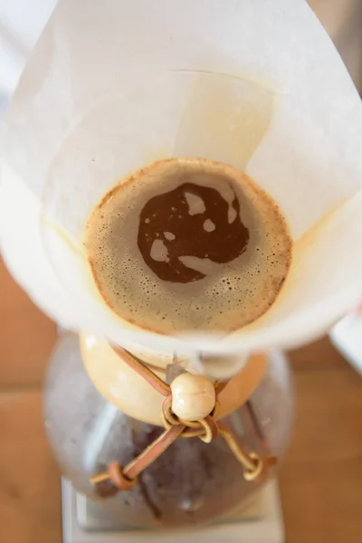 Mão gotejamento de café no café — Fotografia de Stock