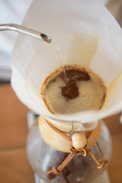 มือหยดกาแฟในร้านกาแฟ — ภาพถ่ายสต็อก
