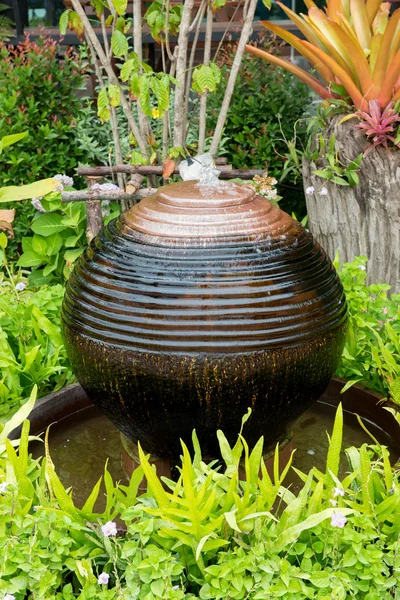 Tarro de cerámica con agua en jardín verde — Foto de Stock