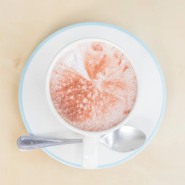 Warme chocolademelk in een witte kop op tafel — Stockfoto