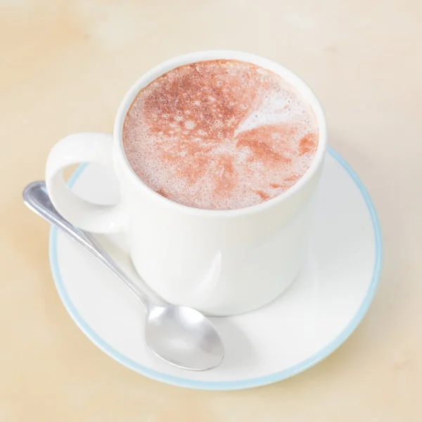 Chocolate caliente en una taza blanca en la mesa —  Fotos de Stock