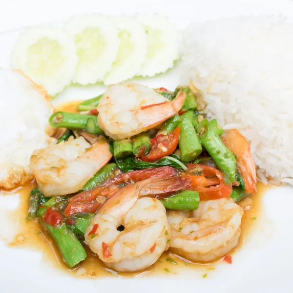 Arroz y camarones con salsa de albahaca y chile y huevo — Foto de Stock