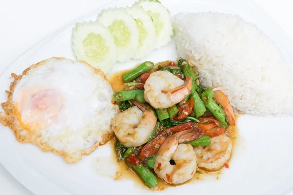 Riz et crevettes avec sauce basilic et chili et oeuf — Photo