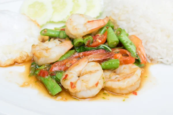 Arroz y camarones con salsa de albahaca y chile y huevo — Foto de Stock