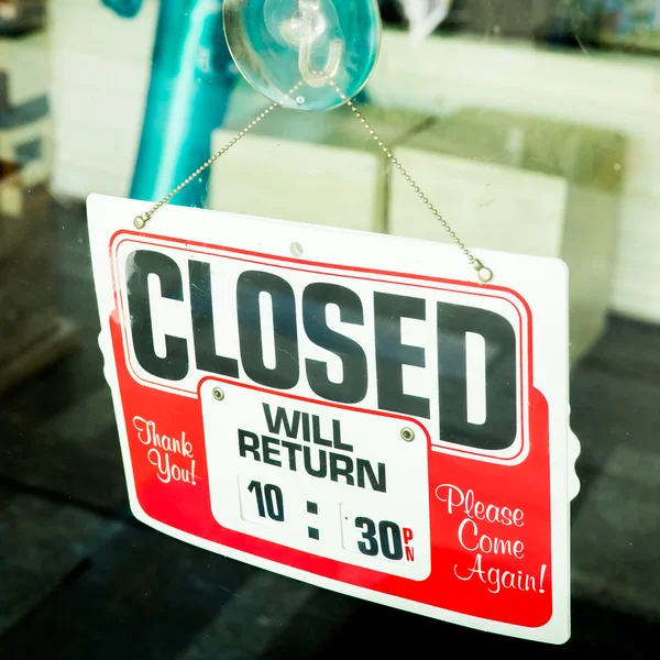 Retro anmutendes geschlossenes Schild in einem Schaufenster mit Reflex — Stockfoto