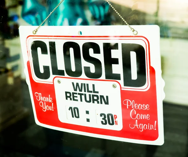 Cartel cerrado en una tienda showroom con reflejos — Foto de Stock