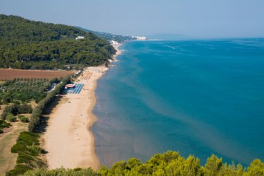 İtalya, Apulia 'daki sahil şeridi.