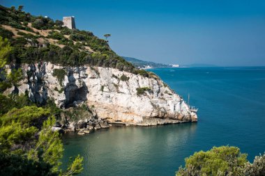 İtalya 'da bir uçurumda ortaçağ gözetleme kulesi