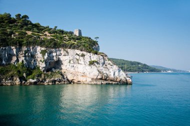 İtalya 'da bir uçurumda ortaçağ gözetleme kulesi