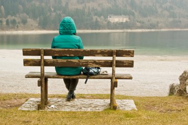 Yalnızlık içinde oturan kadın