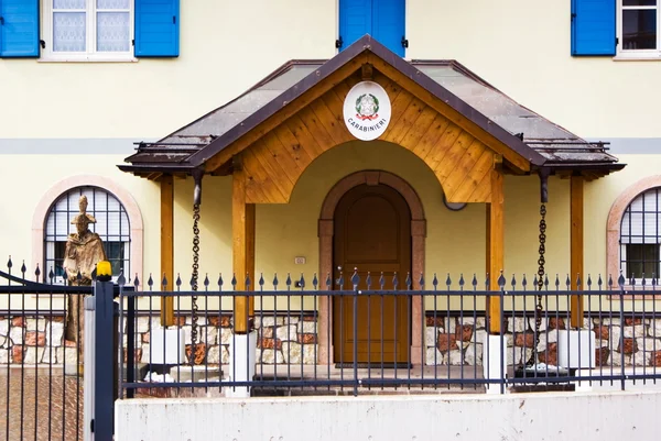 Caserma tipica della polizia alpina, Italia — Foto Stock